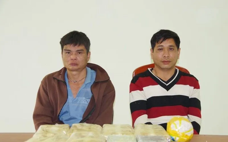 Hai đối tượng bị bắt giữ cùng tang vật. Ảnh: QĐND