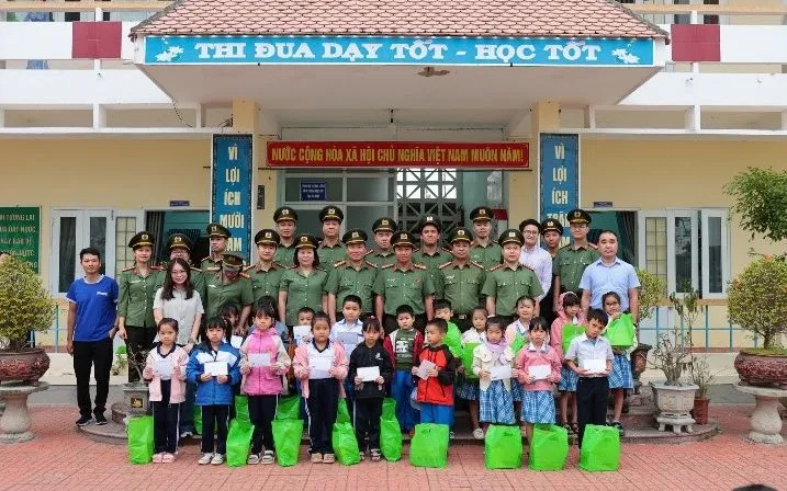 Đoàn công tác thăm, tặng quà cho các em học sinh hoàn cảnh khó khăn, chịu ảnh hưởng bão lũ tại Trường Tiểu học số 3 Phước Sơn
