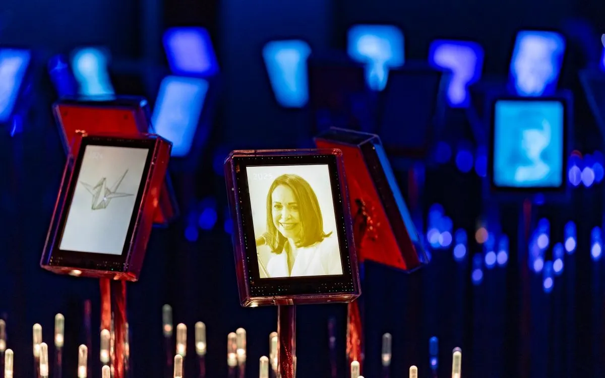 Hình ảnh bà Maria Corina Machado xuất hiện trong triển lãm “Democracy on the brink” tại Trung tâm Nobel Hòa bình ở Oslo (Ảnh: AFP)