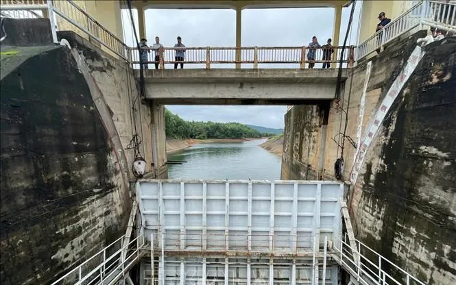 Cán bộ kỹ thuật Công ty TNHH một thành viên Khai thác thủy lợi Quảng Nam giám sát quy trình vận hành điều tiết hồ chứa. Ảnh: Đoàn Hữu Trung/TTXVN