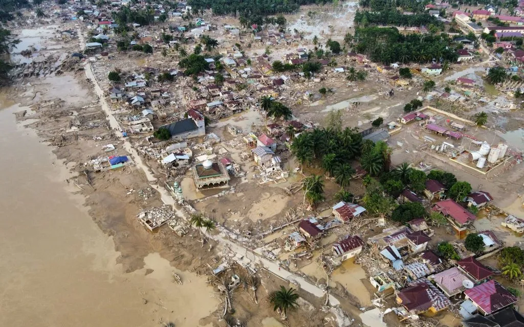 Khu vực bị tàn phá bởi lũ quét tại Aceh Tamiang, đảo Sumatra, Indonesia, ngày 4/12/2025. (Ảnh: AP Photo/Binsar Bakkara)