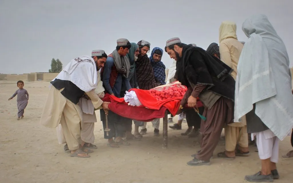 Người dân chuẩn bị chôn cất thi thể người đàn ông thiệt mạng trong cuộc đấu súng giữa lực lượng Afghanistan và Pakistan dọc biên giới ở tỉnh Kandahar, Afghanistan, ngày 6/12/2025 (Ảnh: AP)