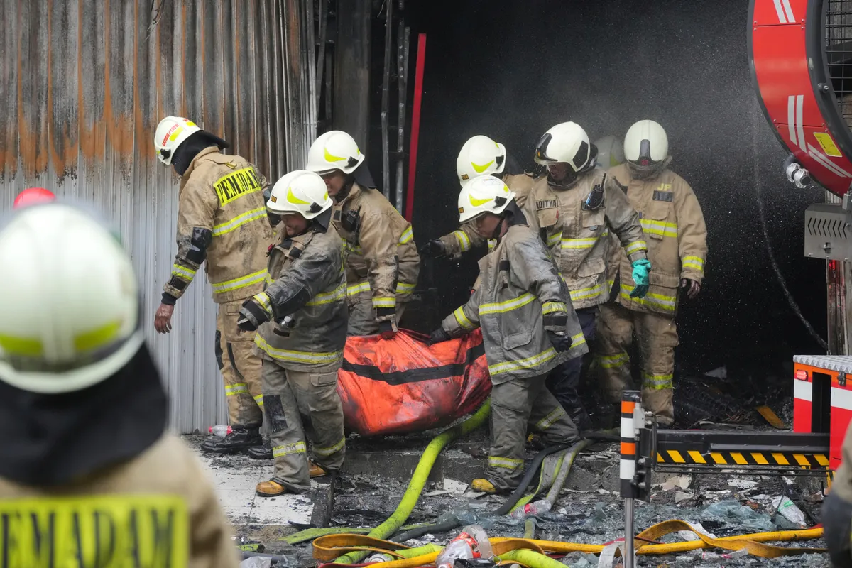 Ít nhất 22 người thiệt mạng trong vụ cháy tòa nhà cao tầng ở thủ đô Indonesia - Ảnh 1.