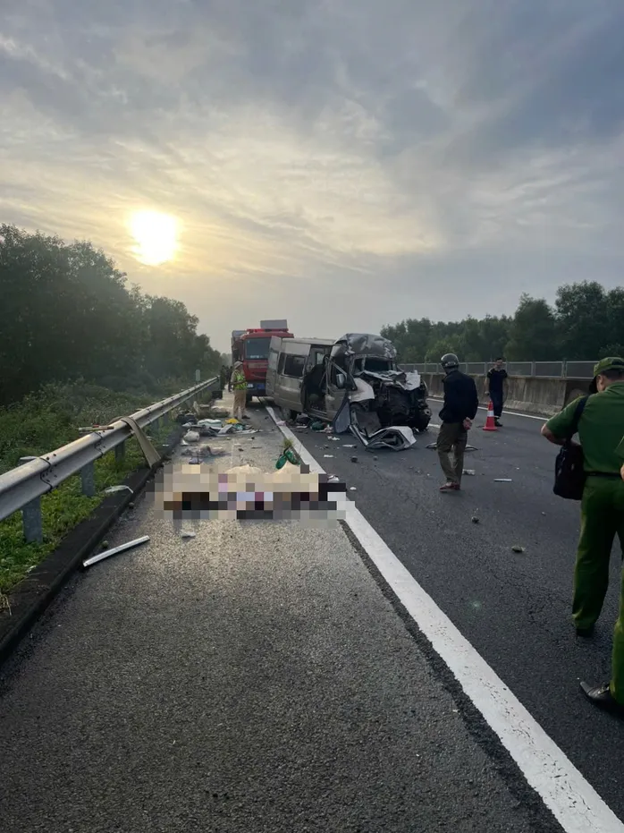 Xe khách va chạm xe đầu kéo trên cao tốc Đà Nẵng - Quảng Ngãi, 3 người chết, 10 người bị thương - Ảnh 2.