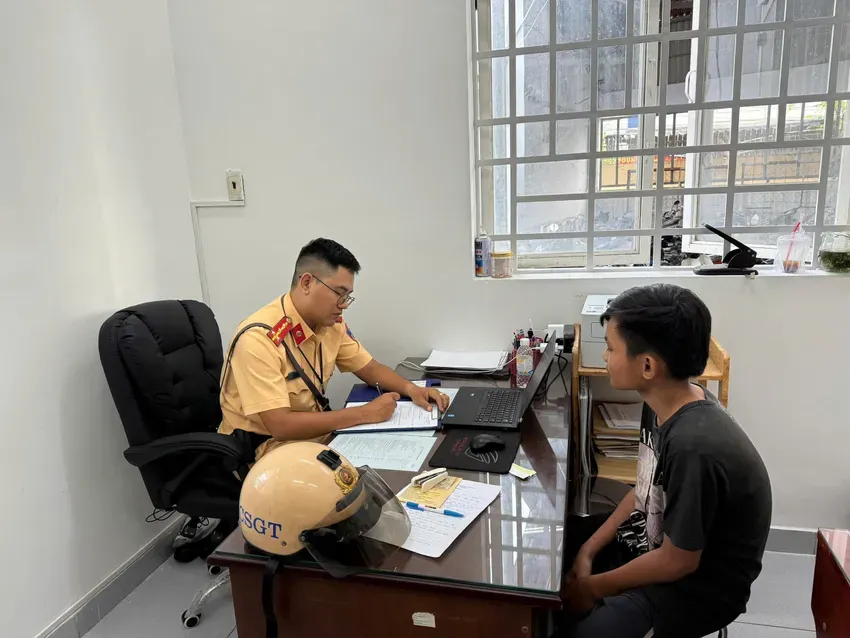 CSGT TP Hồ Chí Minh tịch thu xe máy của nhóm thiếu niên 14 tuổi "bốc đầu" trên phố- Ảnh 2. CSGT TP Hồ Chí Minh tịch thu xe máy của nhóm thiếu niên 14 tuổi "bốc đầu" trên phố- Ảnh 2.