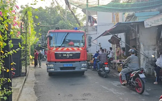 Cảnh sát chữa cháy tiếp cận hiện trường vụ cháy.

