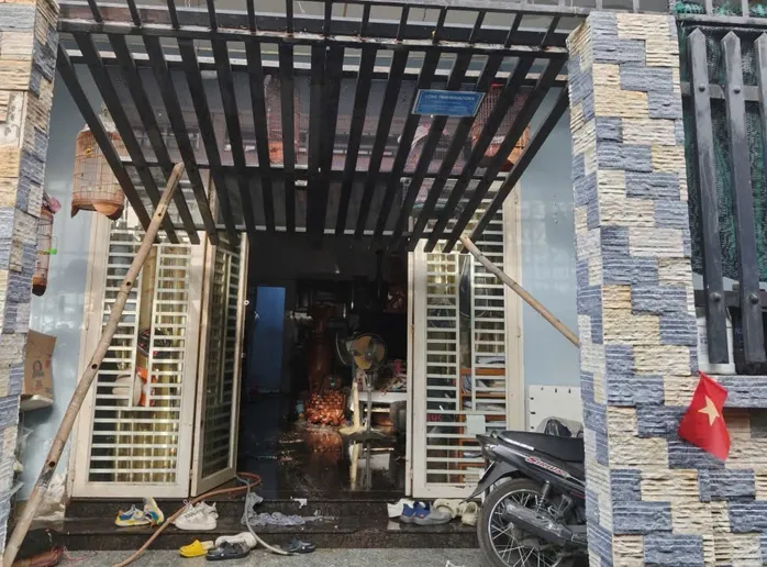 Vụ cháy nhà 2 tầng ở TP Hồ Chí Minh: Một người tử vong, nghi vấn có chất lỏng gây cháy - Ảnh 1.