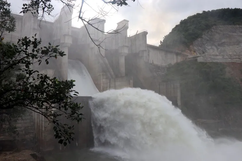 Huế yêu cầu thực hiện nghiêm vận hành hồ chứa ứng phó mưa lớn - Ảnh 1.