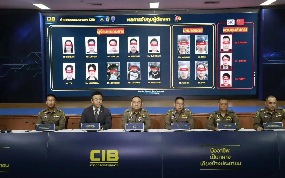Cảnh sát Thái Lan trong buổi công bố việc bắt giữ 17 công dân Trung Quốc và Hàn Quốc, ngày 8/12/2025 (Ảnh: Khaosod)