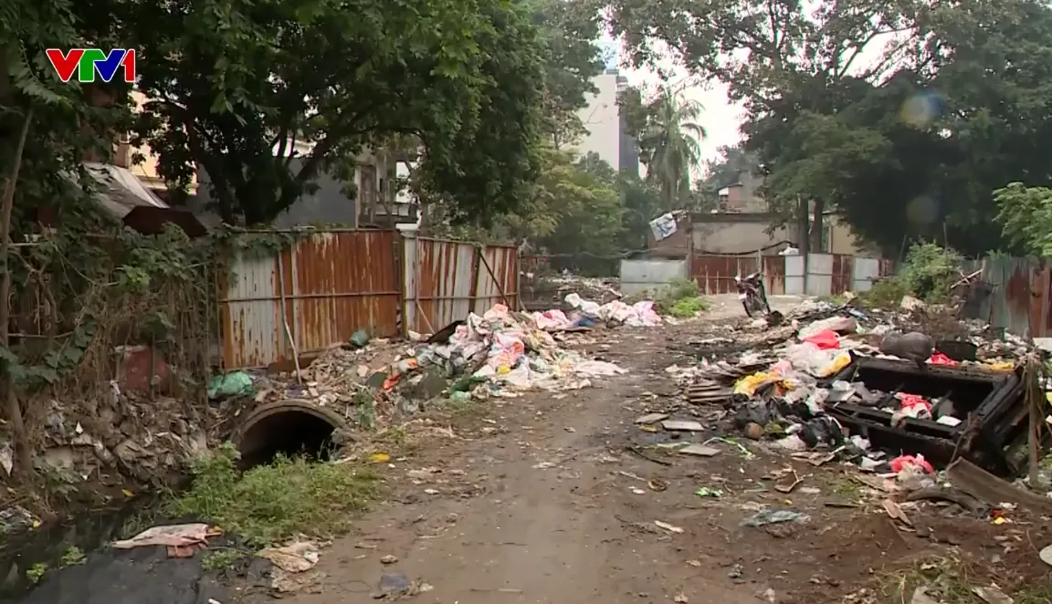 Dự cống hóa "treo" gần 20 năm biến mương Kẻ Khế thành bãi rác ô nhiễm giữa Hà Nội - Ảnh 2.