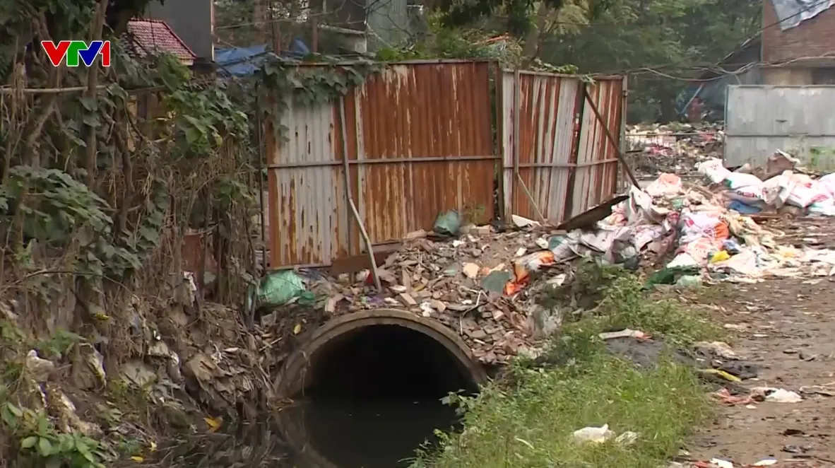 Dự cống hóa "treo" gần 20 năm biến mương Kẻ Khế thành bãi rác ô nhiễm giữa Hà Nội - Ảnh 1.