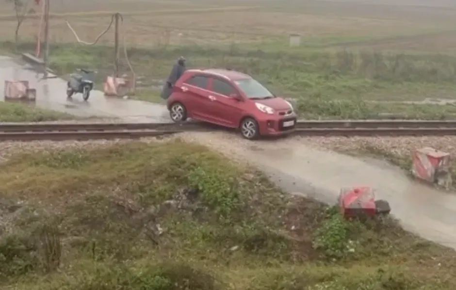 Phạt 5 triệu đồng người phụ nữ chạy ô tô mắc kẹt trên đường ray tàu hỏa - Ảnh 1.