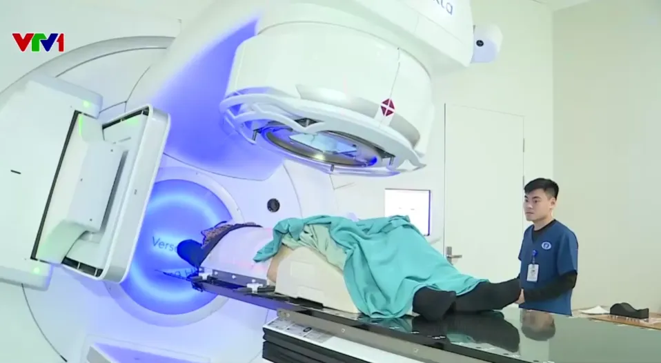 Từ tuyến tỉnh đến trung ương, người dân hưởng lợi từ đổi mới hệ thống y tế - Ảnh 1.