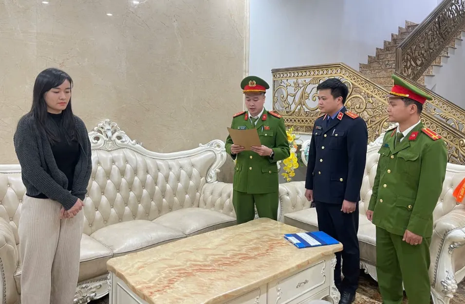 Cơ quan CSĐT tống đạt Quyết định khởi tố, bắt tạm giam đối với Nguyễn Thu Nga. Ảnh: Cổng TTĐT Công an Thanh Hóa