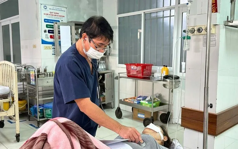 Các nạn nhân vụ tai nạn được thăm khám tại Bệnh viện Đa khoa Quảng Nam. (Ảnh: TTXVN phát)