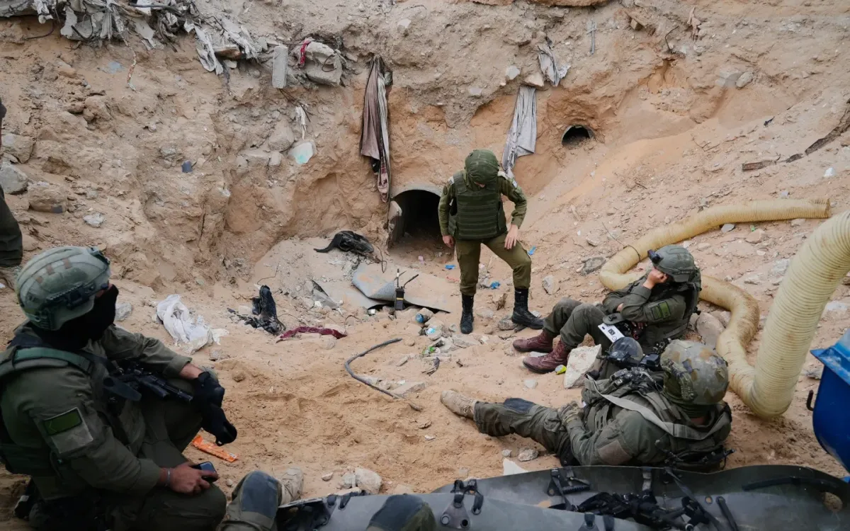 Binh sĩ Israel đứng trước lối vào đường hầm nơi quân đội cho biết thi thể Hadar Goldin từng được giữ (Ảnh: AP)