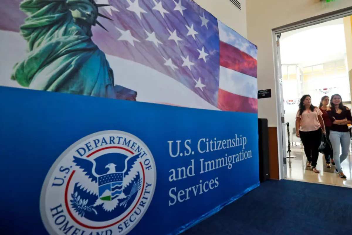 Chính quyền Tổng thống Trump hủy thị thực nhiều gấp đôi so với năm trước - Ảnh 1.