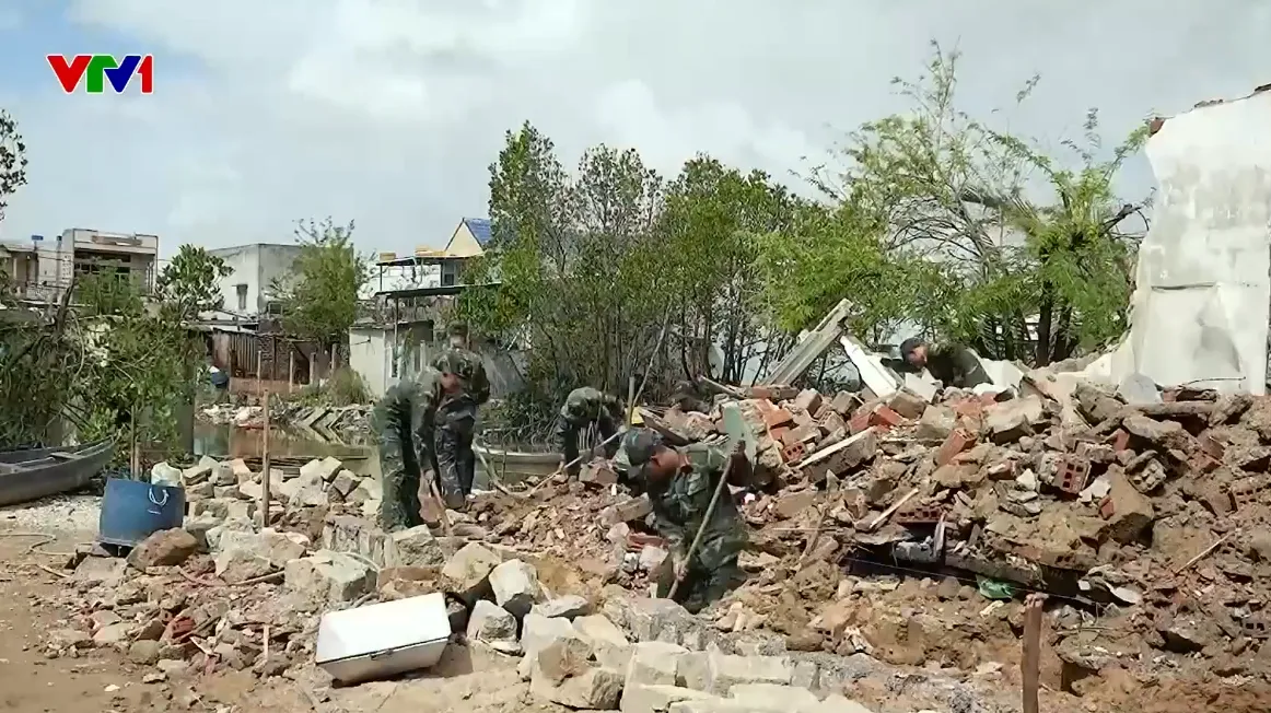 Ấm áp tình  quân - dân trong từng ngôi nhà vùng lũ Gia Lai - Ảnh 1.