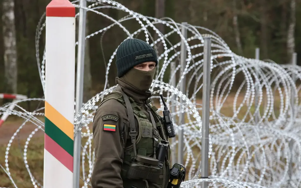 Một lính biên phòng Litva tại biên giới Litva - Belarus. (Ảnh: Cục Biên phòng Nhà nước Litva)