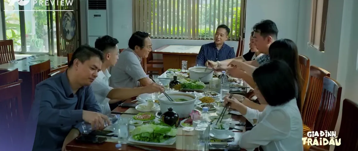 Gia đình trái dấu - Tập 5: Cựu trưởng phòng 'té ngửa' gặp vợ làm lao công nhà hàng- Ảnh 1. Gia đình trái dấu - Tập 5: Cựu trưởng phòng 'té ngửa' gặp vợ làm lao công nhà hàng- Ảnh 1.