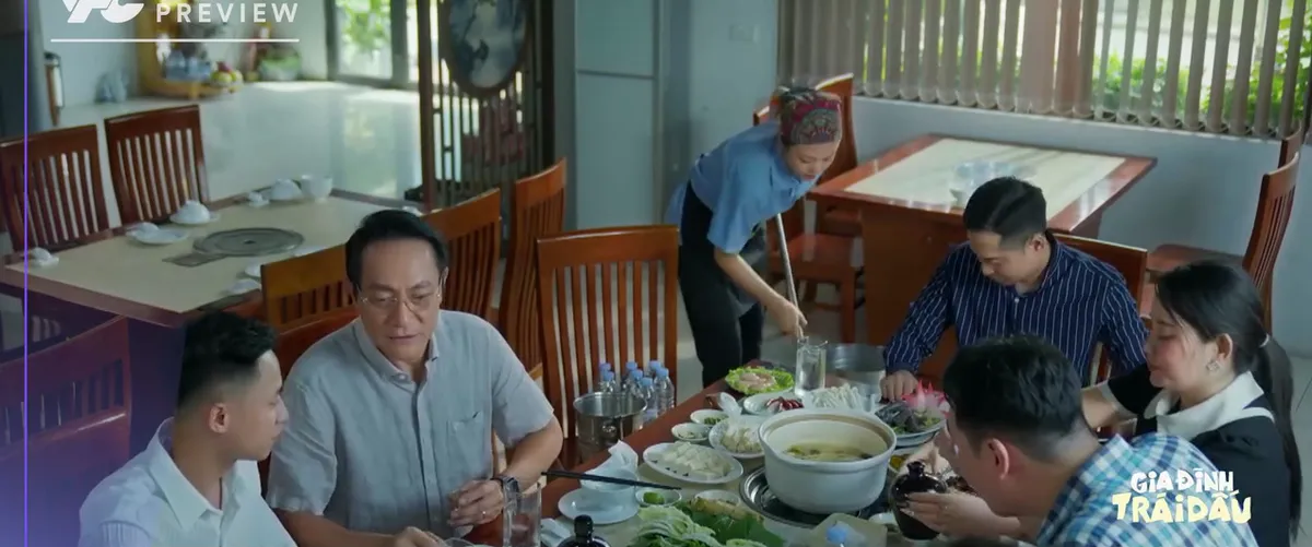 Gia đình trái dấu - Tập 5: Cựu trưởng phòng 'té ngửa' gặp vợ làm lao công nhà hàng- Ảnh 2. Gia đình trái dấu - Tập 5: Cựu trưởng phòng 'té ngửa' gặp vợ làm lao công nhà hàng- Ảnh 2.