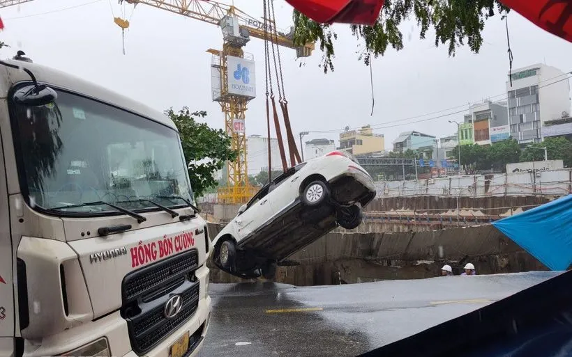 Xe ô tô được giải cứu khỏi "hố tử thần." (Ảnh: Quốc Dũng/TTXVN)