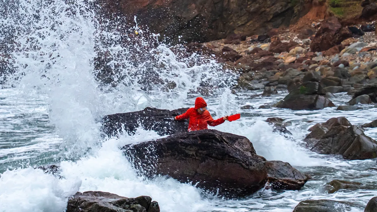 Gian nan nhặt “vàng đen” mùa biển động - Ảnh 4.