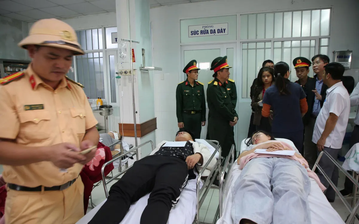 Lực lượng chức năng đã có mặt tại hiện trường để cứu nạn, cứu hộ, đồng thời tiến hành điều tra, làm rõ nguyên nhân vụ tai nạn.