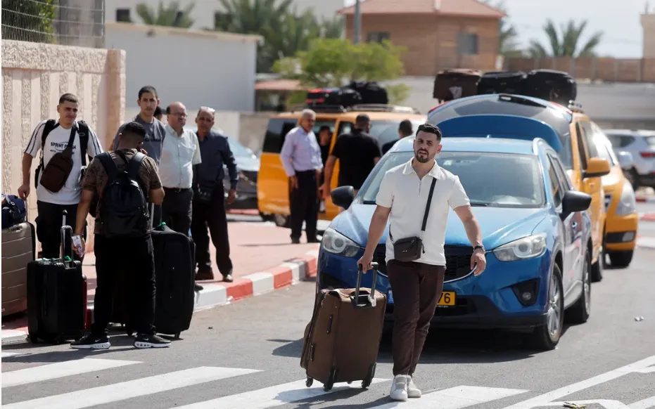 Người dân Palestine mang theo hành lý chờ đợi gần Cầu Allenby ở khu Bờ Tây để sang Jordan (Ảnh: Cyprus Mail)