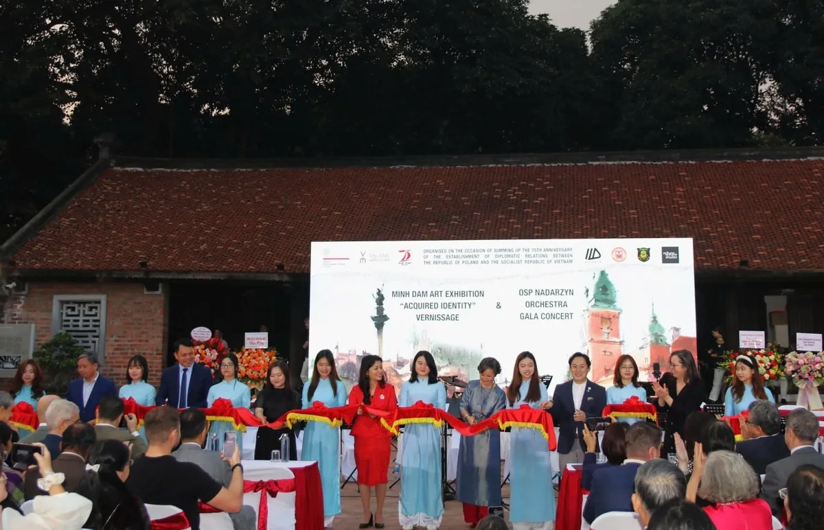 Triển lãm “Danh tính hình thành”: Giao thoa văn hóa Việt Nam - Ba Lan - Ảnh 1.