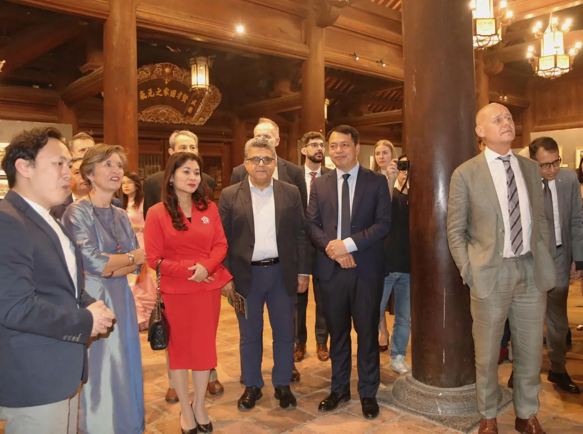 Triển lãm “Danh tính hình thành”: Giao thoa văn hóa Việt Nam - Ba Lan - Ảnh 5.