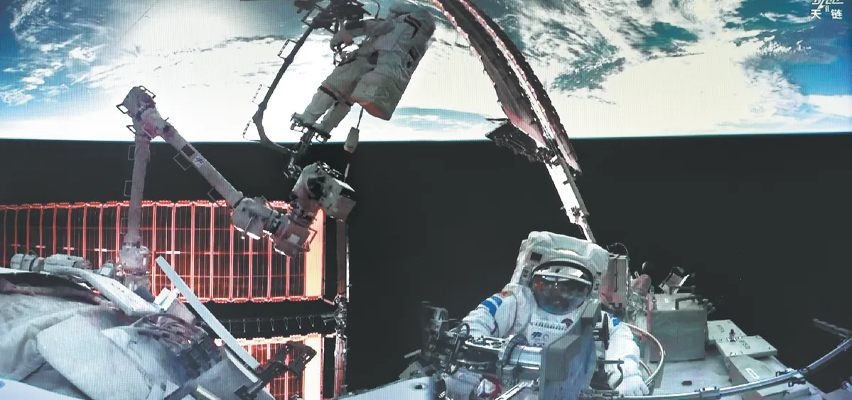 Phi hành đoàn tàu Thần Châu 21 thực hiện chuyến đi bộ ngoài không gian đầu tiên - Ảnh 1.