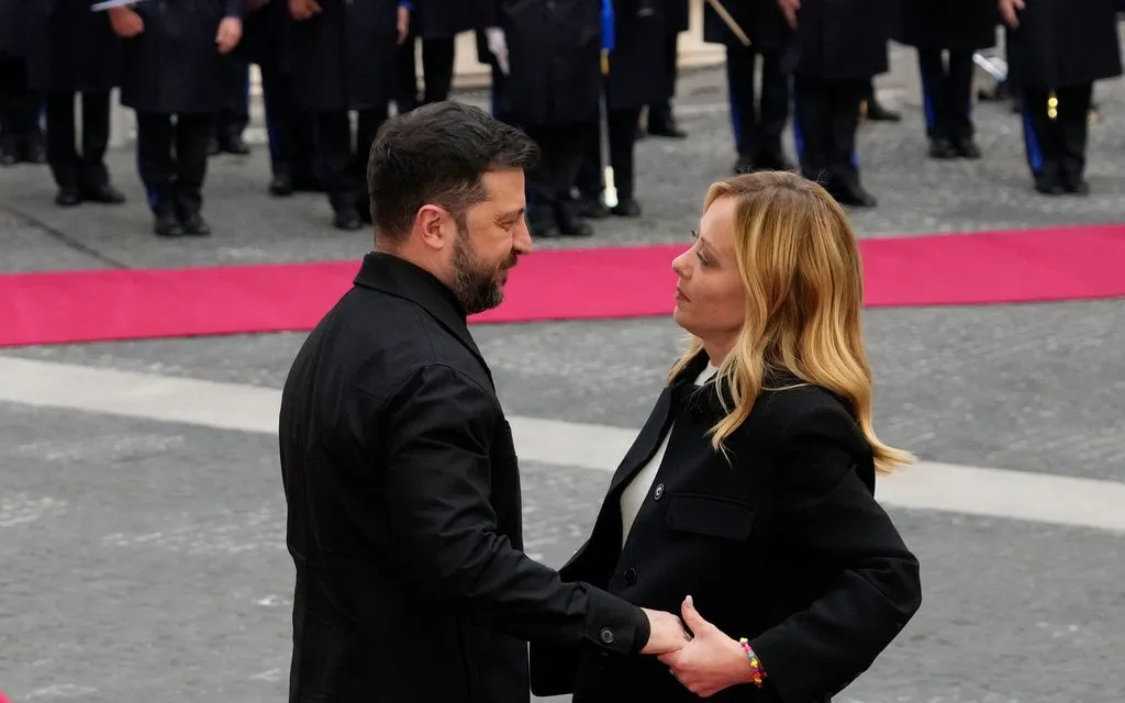 Tổng thống Ukraine Volodymyr Zelensky (bên trái) được Thủ tướng Italy Giorgia Meloni tiếp đón tại Cung điện Chigi, ngày 9/12/2025 (Ảnh: AP)