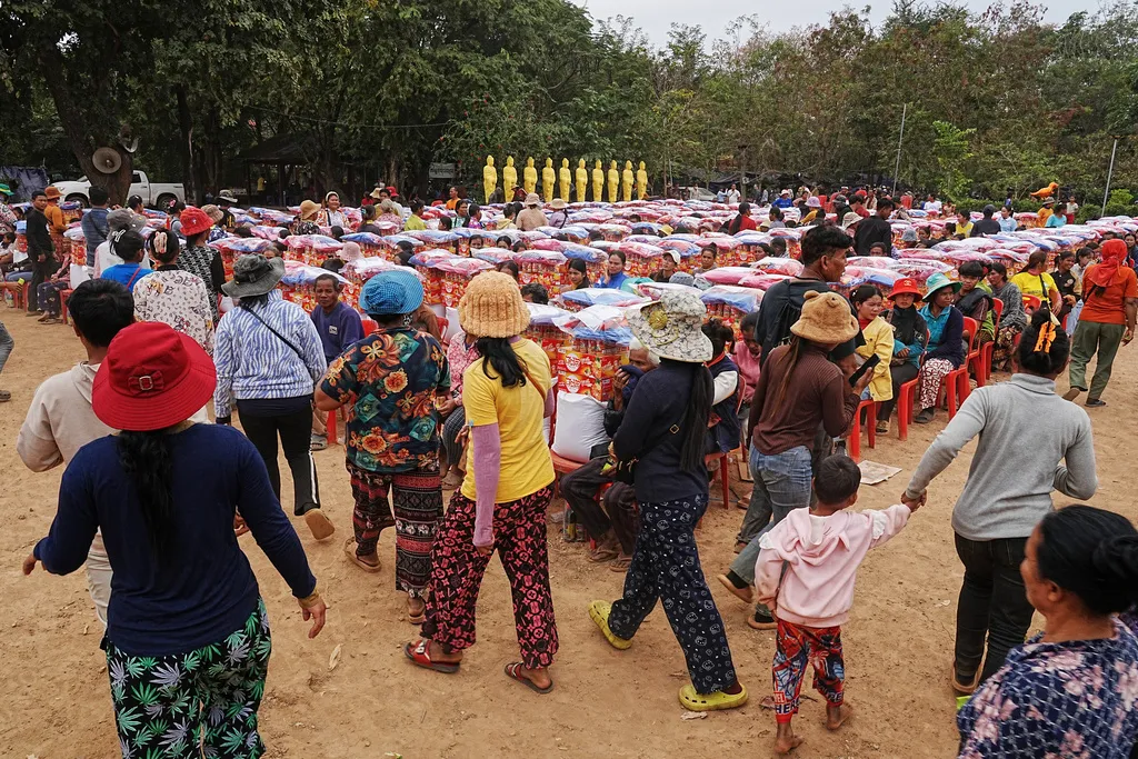 Giao tranh leo thang, hàng chục nghìn dân Thái Lan - Campuchia phải sơ tán - Ảnh 1.