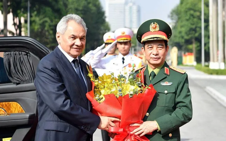 Đại tướng Phan Văn Giang đón Thư ký Hội đồng An ninh Liên bang Nga Sergey Shoigu.