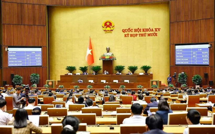 Quốc hội biểu quyết thông qua Luật sửa đổi, bổ sung một số điều của Luật Phòng, chống tham nhũng. (Ảnh: TTXVN)