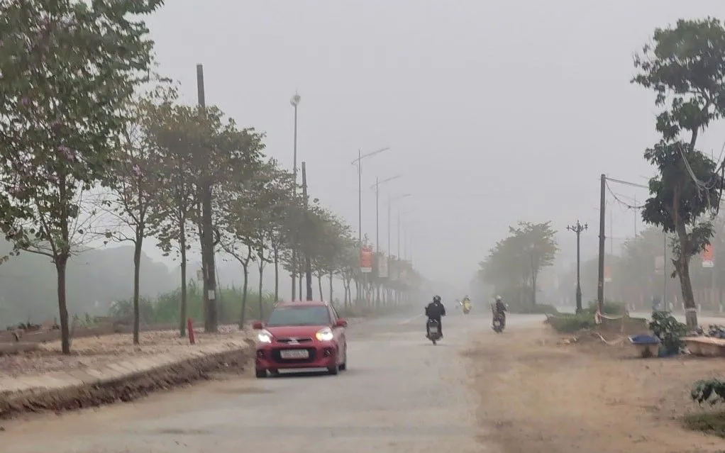 Nhiều tuyến đường ở thành phố Hưng Yên vẫn dày đặc sương mù, chất lượng không khí kém. Ảnh tư liệu