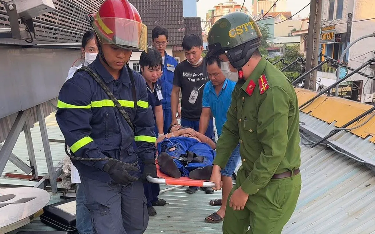 Công an phường Tân Hưng kịp thời cứu nam công nhân bị điện giật. Ảnh: Công an phường Tân Hưng - Công an TP Hồ Chí Minh.
