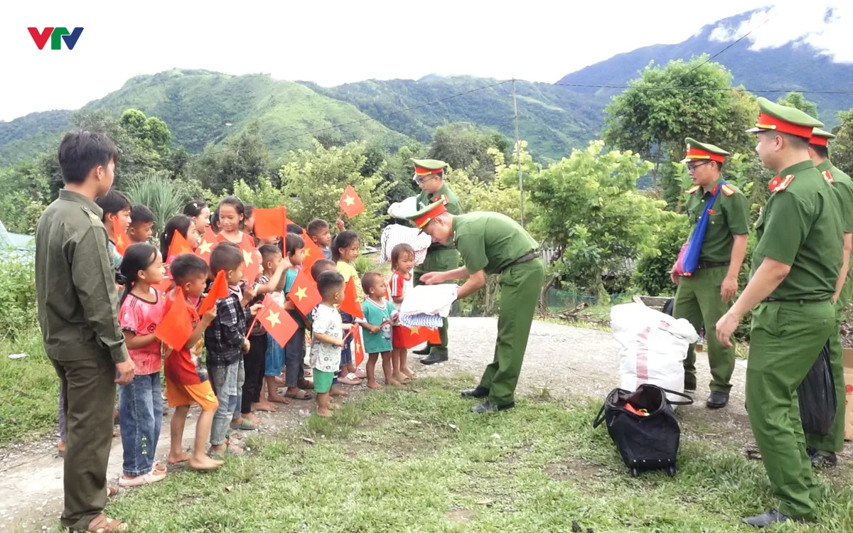 Trao tặng cờ Tổ quốc và xây dựng tình đoàn kết và xây dựng thế trận an ninh nhân dân vững chắc ở vùng biên. Ảnh: Nguyễn Quân.