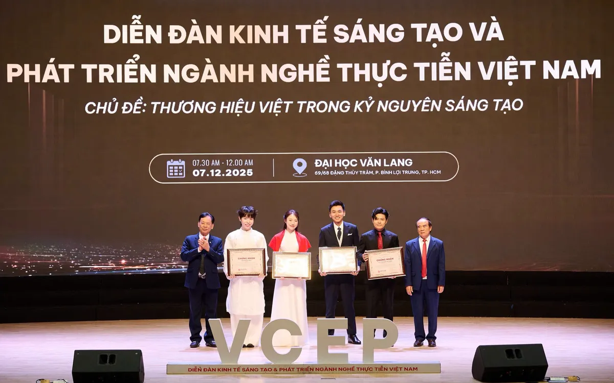 Đại sứ, TS. Ngô Quang Xuân và TS. Thang Văn Phúc trao chứng nhận cho các nghệ sĩ.