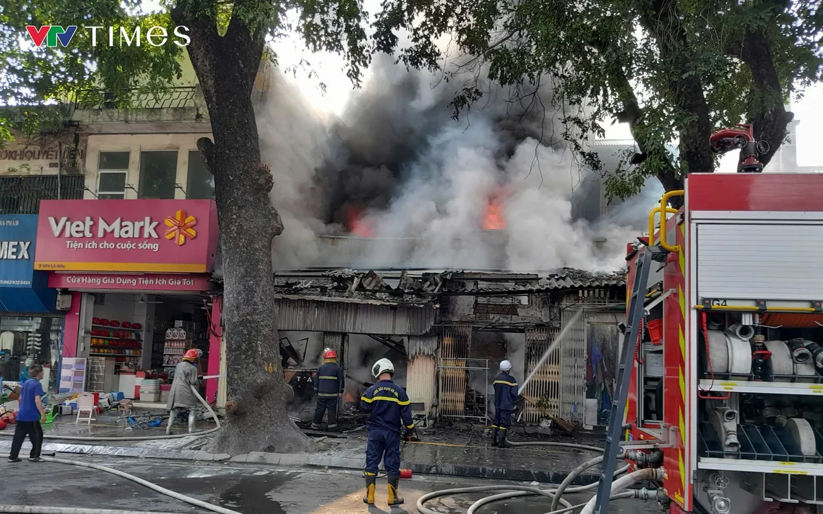 Hiện trường vụ cháy tại các ki-ốt số 168 Lò Đúc, Hà Nội. (Ảnh: Chấn Hải)