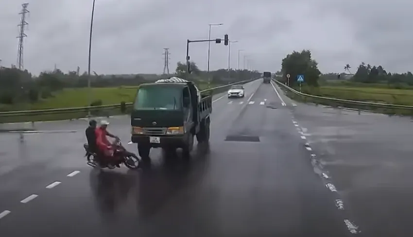 Xe máy đâm xe tải do vượt đèn đỏ, 2 người thương vong - Ảnh 2.