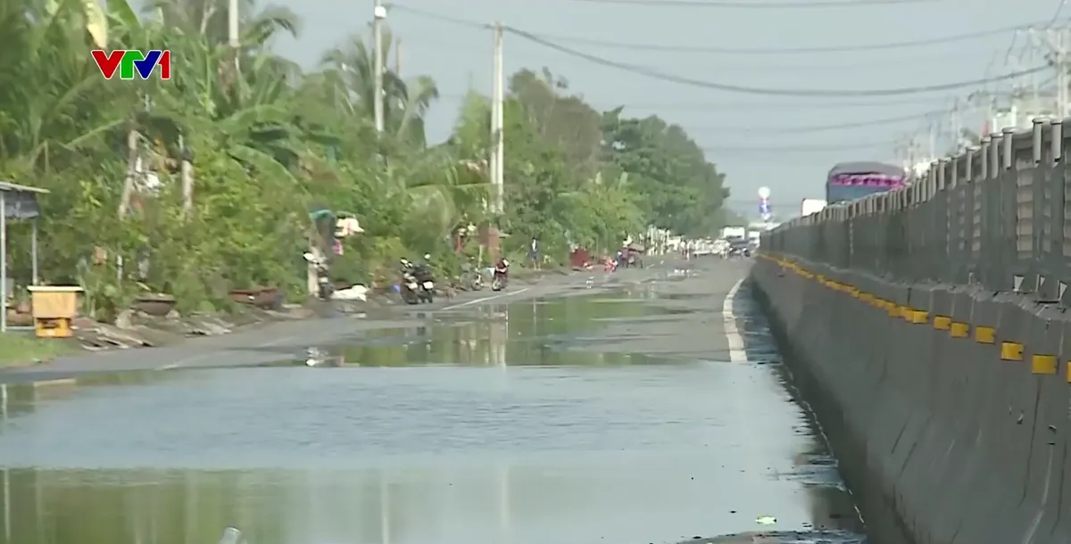 Quốc lộ 1A qua TP Cần Thơ hư hỏng nặng, nguy hiểm cho người đi đường - Ảnh 1.