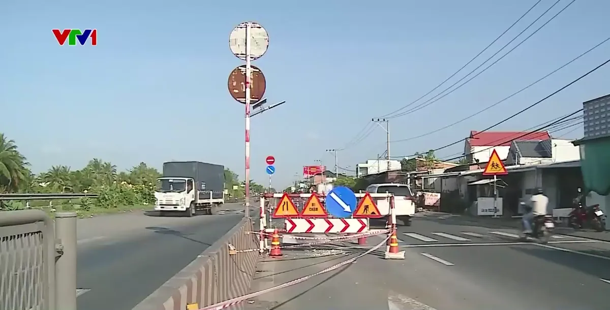 Quốc lộ 1A qua TP Cần Thơ hư hỏng nặng, nguy hiểm cho người đi đường - Ảnh 2.