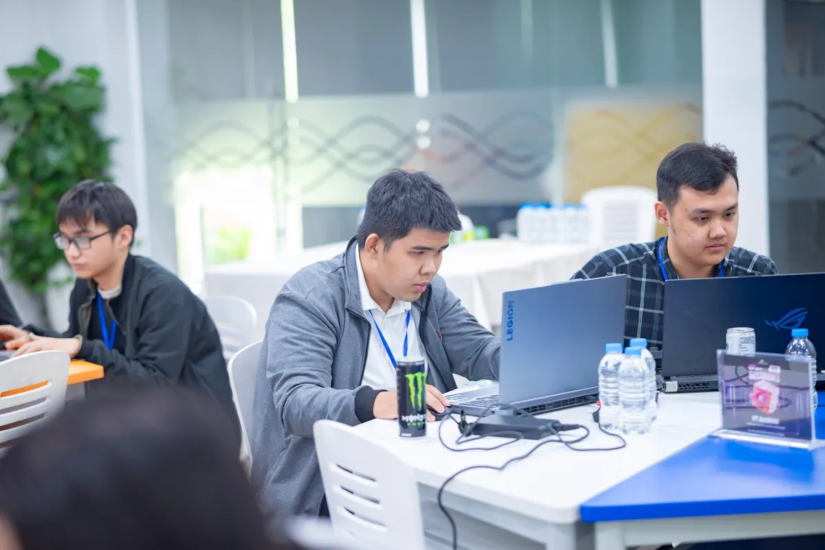 Sinh viên Việt Nam giành giải Nhất tại Cuộc thi Olympic mật mã quốc tế NSUCRYPTO 2025 - Ảnh 1.