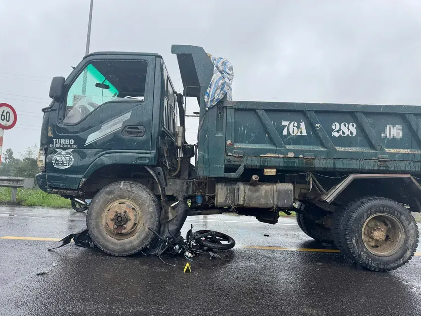 Xe máy đâm xe tải do vượt đèn đỏ, 2 người thương vong - Ảnh 1.