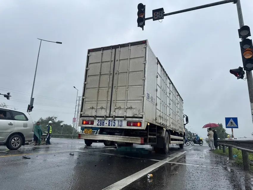 Xe máy đâm xe tải do vượt đèn đỏ, 2 người thương vong - Ảnh 3.