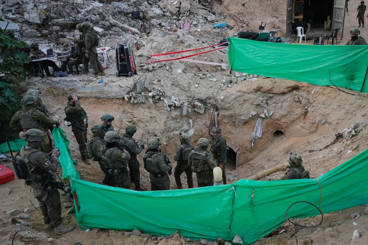 Israel đưa phóng viên vào đường hầm tại thành phố Rafah đã bị san phẳng - Ảnh 1.