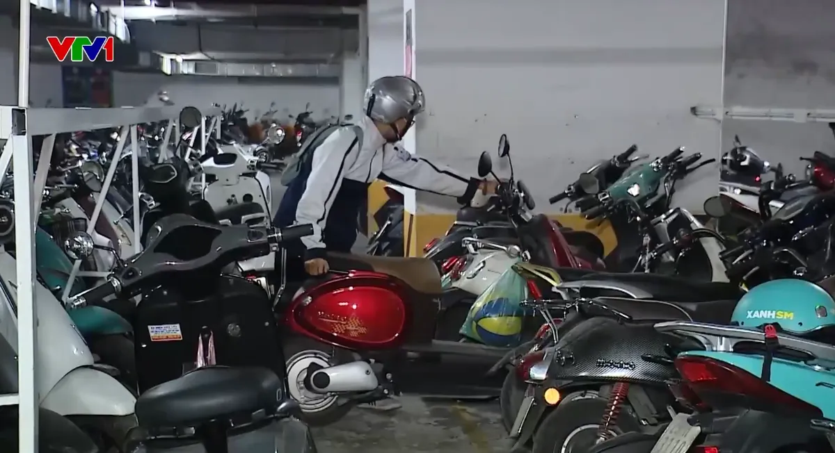 Nhiều chung cư loay hoay trông giữ xe điện vì thiếu quy chuẩn an toàn - Ảnh 1.