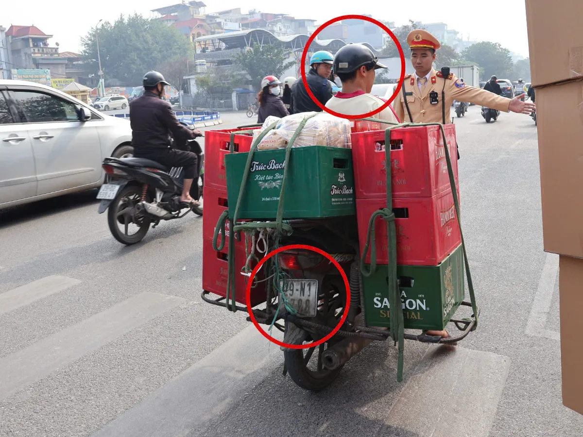 Hà Nội: CSGT xử phạt hàng chục trường hợp che, dán biển số và sử dụng điện thoại khi điều khiển phương tiện - Ảnh 1.